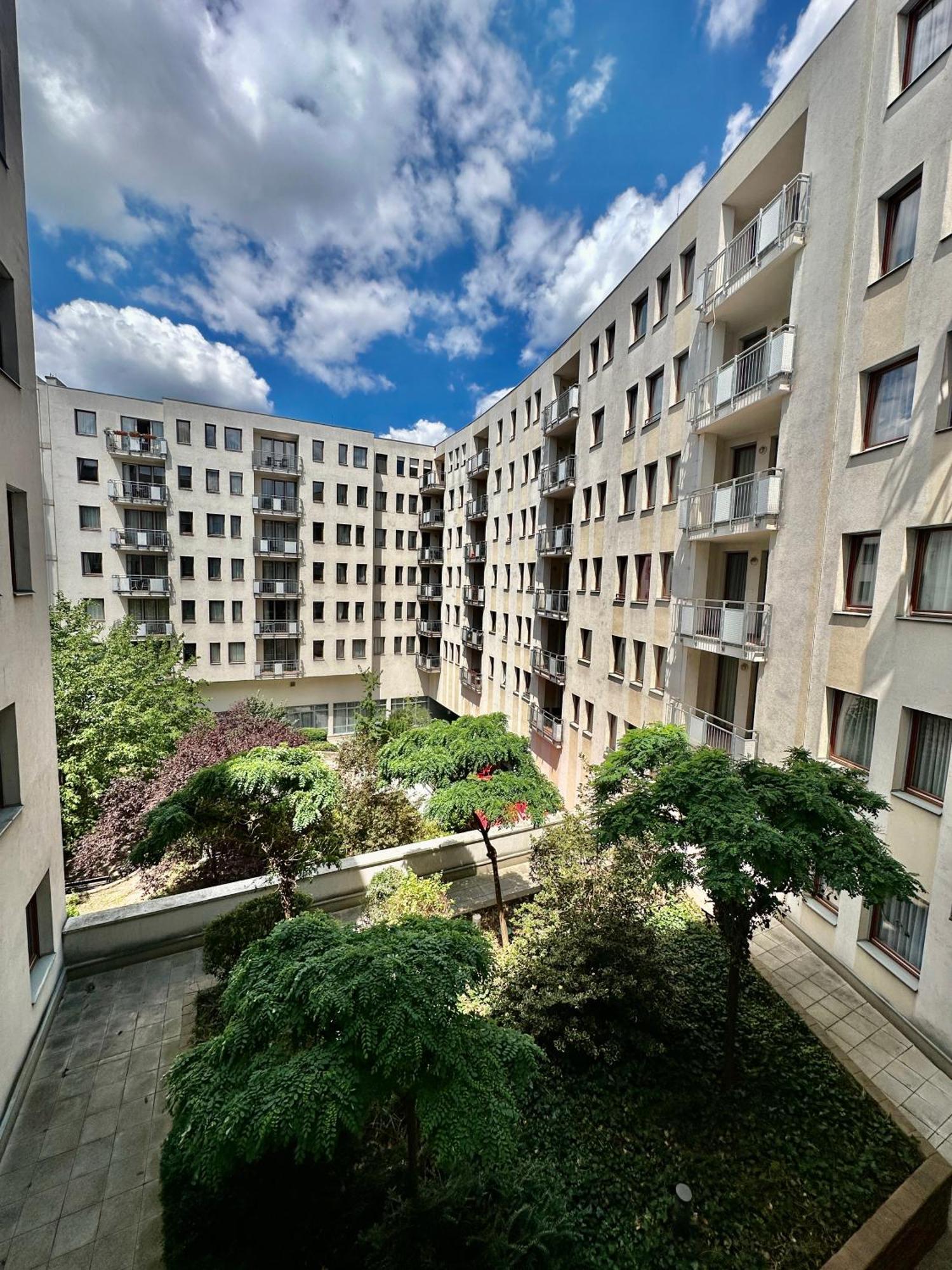 Central Apartment With Balcony Budapesta Exterior foto